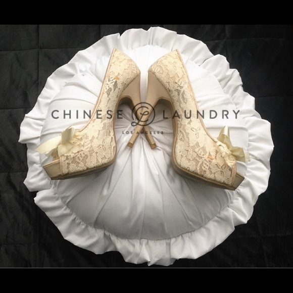 Chinese Laundry Hotline Vintage Lace Ivory Pumps - Picture 2 of 7